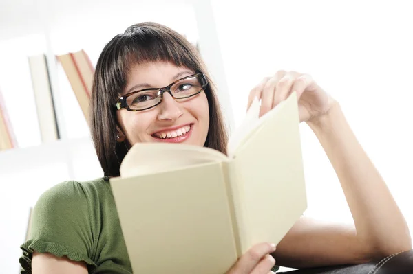 Jasný obrázek o mladá žena s knihou, regál na bac — Stock fotografie