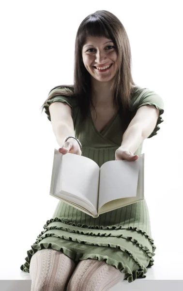 Młoda kobieta trzyma otwartą książkę. strony są puste — Zdjęcie stockowe