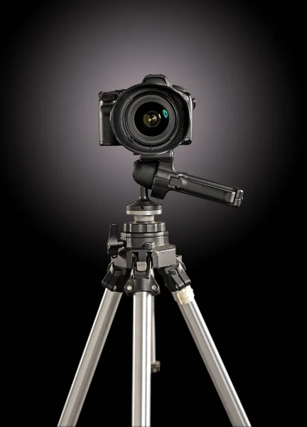 Câmera digital profissional em um tripé — Fotografia de Stock