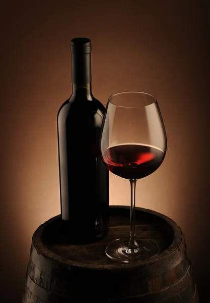 Vino rosso, bottiglia e bicchiere — Foto Stock