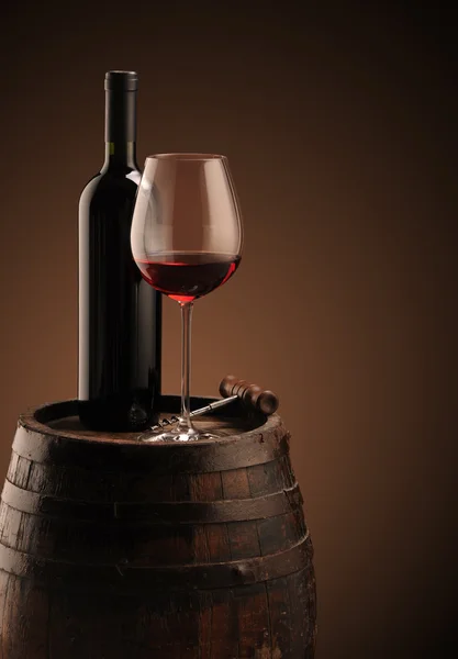Rode wijn, fles en glas — Stockfoto