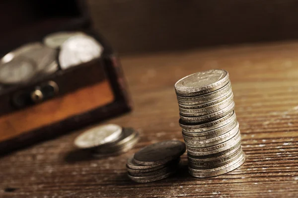 Stapel alter Münzen auf Holztisch — Stockfoto