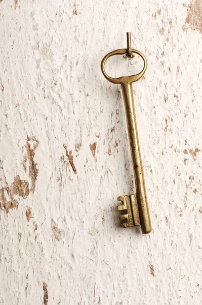 Stary klucz, tło ściana — Zdjęcie stockowe