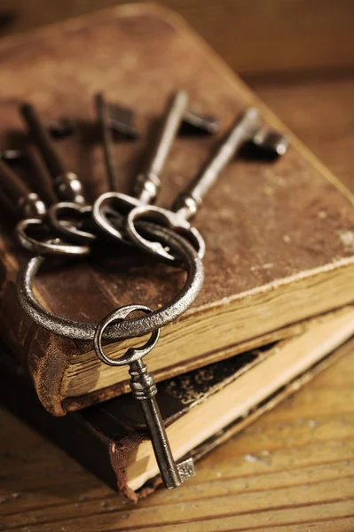 Vecchie chiavi su un vecchio libro, sfondo in legno antico — Foto Stock