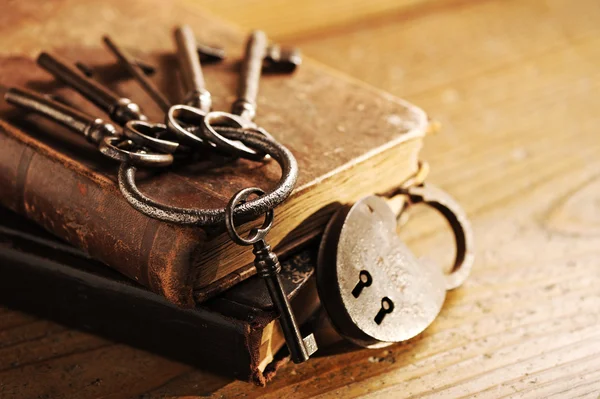 Staré klíče na staré knize, starožitné dřevěné pozadí — Stock fotografie