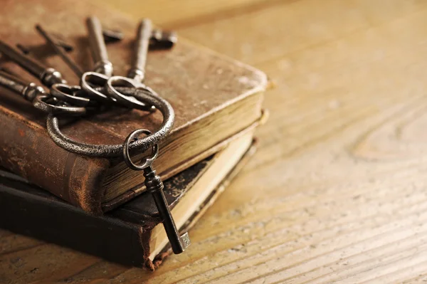 Eski bir kitap, ahşap antika arka plan üzerinde eski anahtarları — Stok fotoğraf