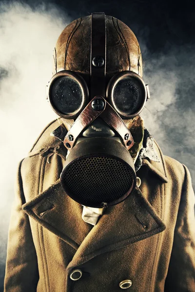 Grunge retrato hombre en máscara de gas — Foto de Stock