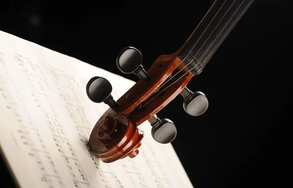 Elegante toma de un violín en una hoja de música — Foto de Stock