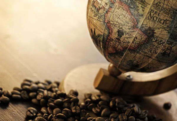 Oude wereldbol met koffie bonen — Stockfoto
