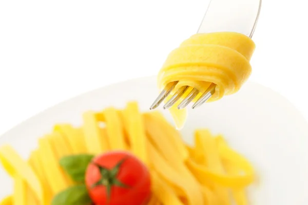 Espaguetis enrollados en un tenedor, comida italiana — Foto de Stock