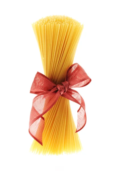 Spaghetti geschenk, Italiaanse pasta met lint — Stockfoto
