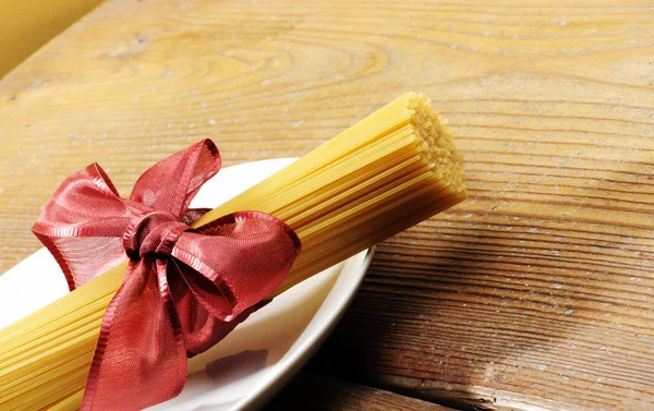 Spaghetti gift, italian pasta with ribbon — Stock Photo, Image