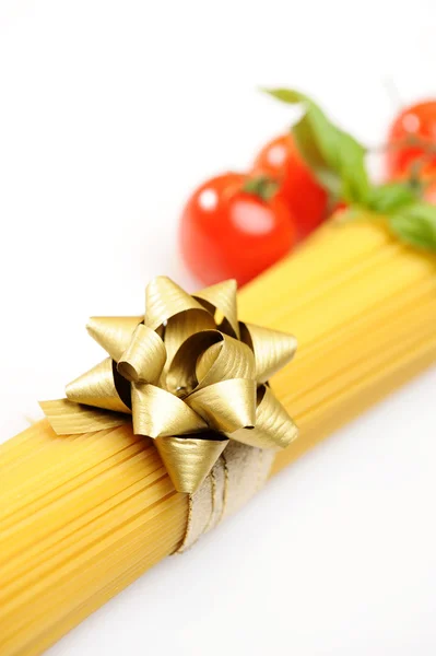 Spaghetti-Geschenk, italienische Pasta mit Schleife — Stockfoto