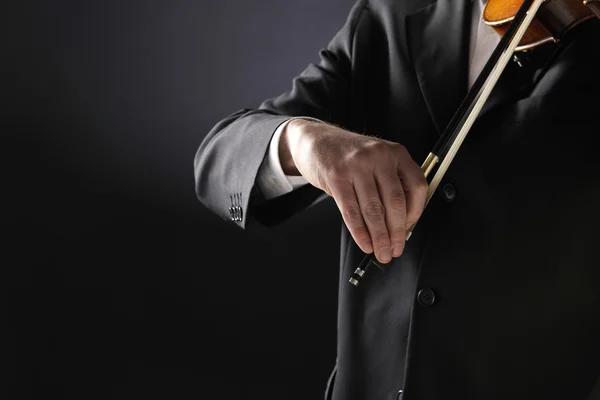 Il violinista: Musicista che suona il violino su sfondo scuro — Foto Stock