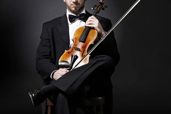 En elegant violinist med sin fiol — Stockfoto