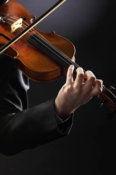 El violinista: el Músico que toca el violín sobre el fondo oscuro —  Fotos de Stock