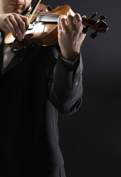 Скрипаль: музикант грає на скрипці на темному фоні — стокове фото