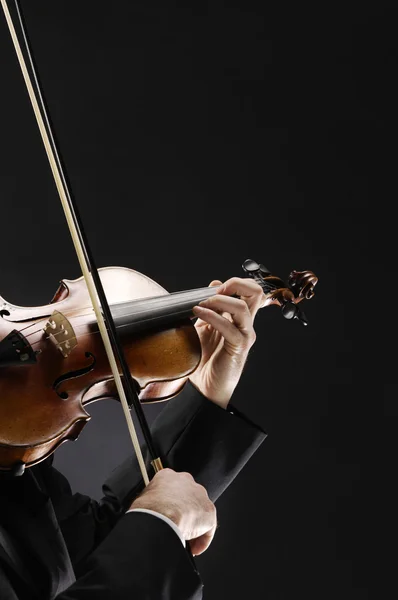 O violinista: músico tocando violino em fundo escuro — Fotografia de Stock