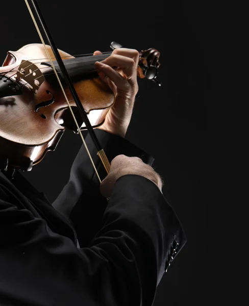 Skrzypek: muzyk grający skrzypce na ciemnym tle — Zdjęcie stockowe