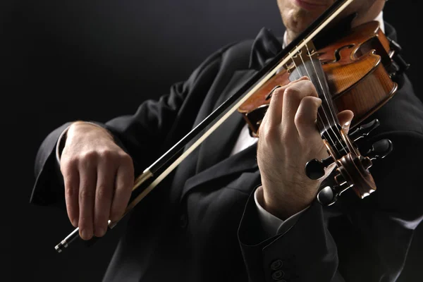 Violinisten: musiker spela fiol på mörk bakgrund — Stockfoto