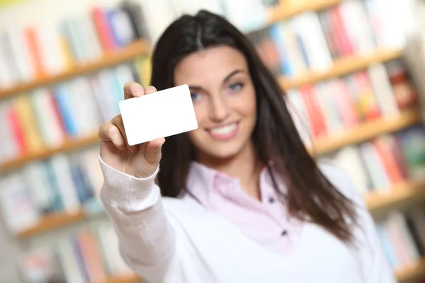 Sonriente joven hembra mostrando una tarjeta de visita - espacio para copiar . —  Fotos de Stock