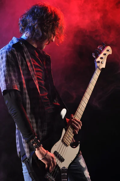 Basista hraje na živých koncertech — Stock fotografie