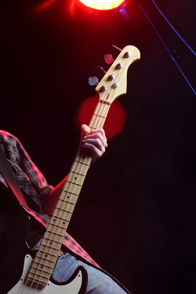 A bassist plays at a live concert — Stock Photo, Image