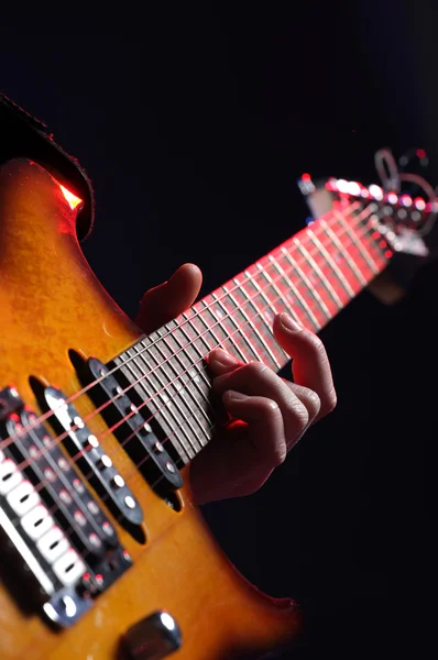 Gitarist in actie op het podium — Stockfoto