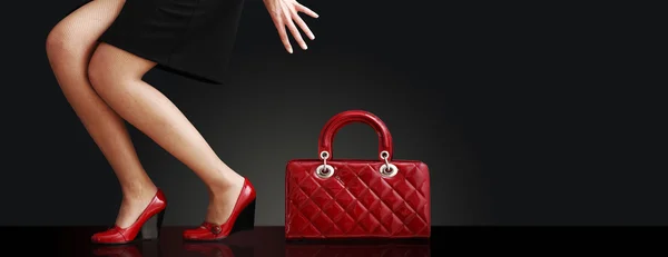 La mujer a la moda con la bolsa roja, la foto de moda — Foto de Stock
