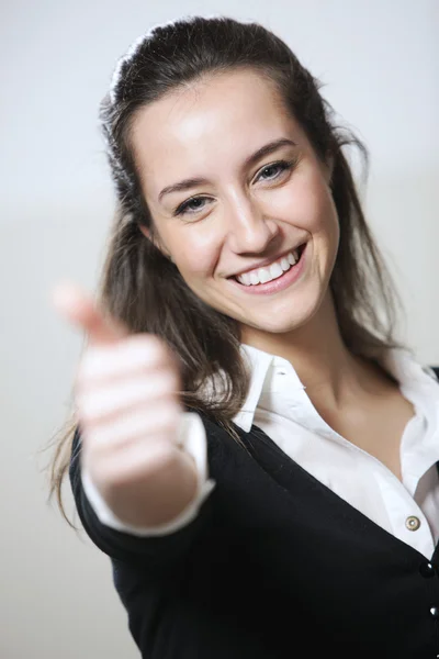 Portret van een jonge vrouw gebaren thumbs-up teken — Stockfoto