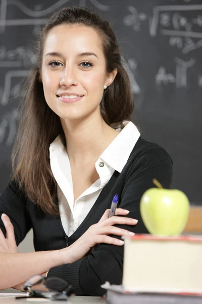 Porträt einer jungen Frau, Lehrerin vor einer Tafel — Stockfoto