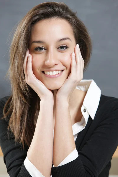 Primo piano di una giovane donna che sorride — Foto Stock