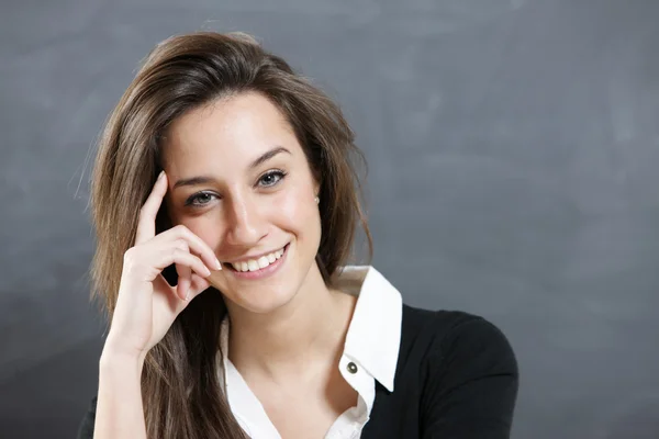 Nahaufnahme einer jungen Frau, die lächelt — Stockfoto