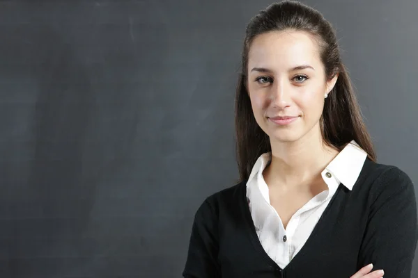 Retrato de una mujer joven, estudiante universitaria o profesora en frente o — Foto de Stock