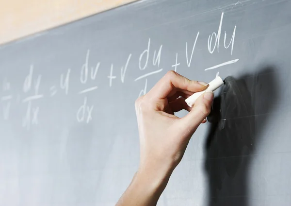数学の問題を解く stunden の手のクローズ アップ — ストック写真