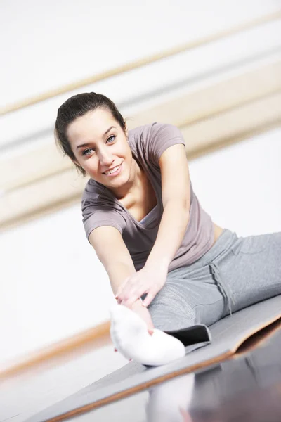 Portrait of cute young woman exercising — Stock Photo, Image