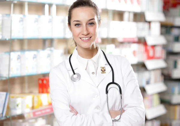 Portret uśmiechnięta młoda kobieta farmaceuta z stetoskop — Zdjęcie stockowe
