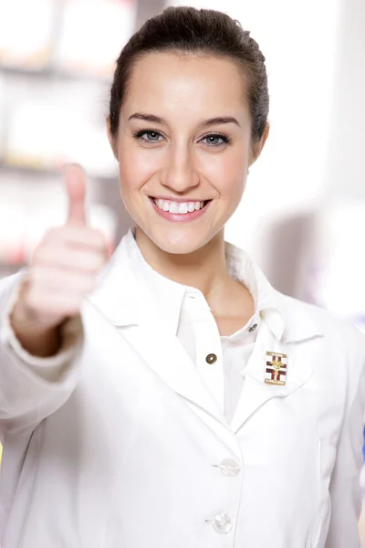 Portret kobiety uśmiechający się farmaceuty — Zdjęcie stockowe