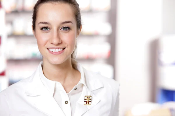 Portrét mladého zdravotnického pracovníka a zázemí lékárny. — Stock fotografie