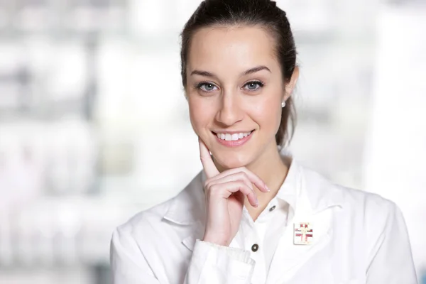 Portret van een vrouwelijke apotheker in de apotheek — Stockfoto