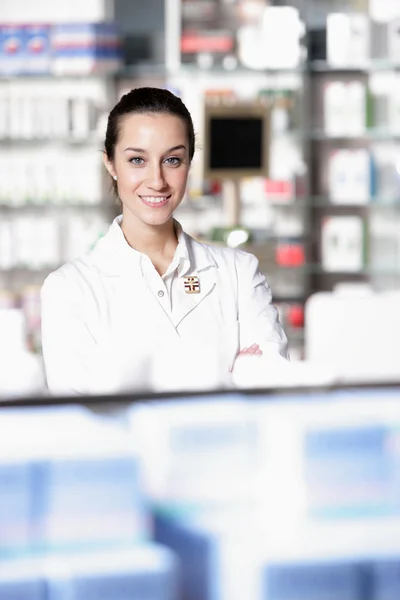 Retrato de una farmacéutica en farmacia — Foto de Stock