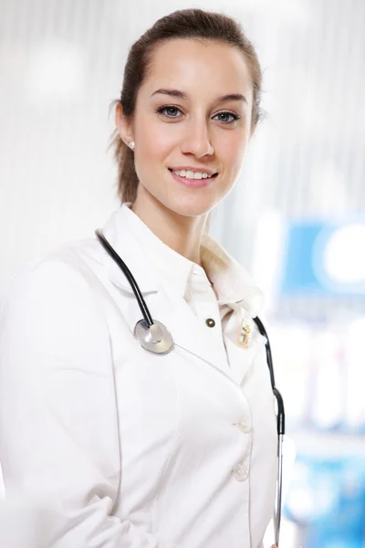 En la farmacia: retrato de la joven farmacéutica sonriente con st —  Fotos de Stock