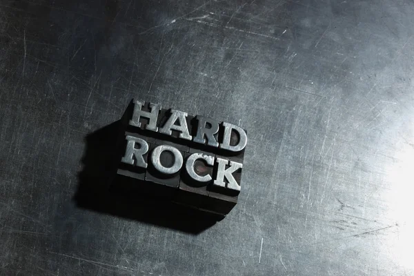 Metal hardrock achtergrond: antieke metalen brief-druk op type. — Stockfoto