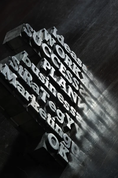 Деловая концепция: слова из старинного металла буквенно-прессового типа . — стоковое фото