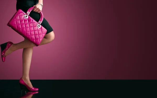 Frau sexy beine mit handtasche lizenzfreie Stockfotos
