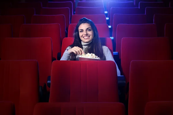 Портрет красивой молодой женщины, сидящей в пустом театре — стоковое фото