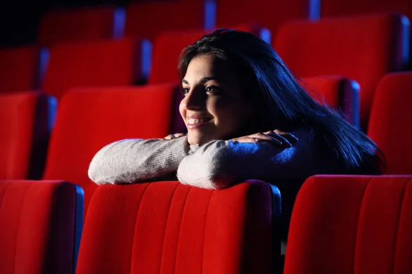 Funny movie: portrait of a pretty girl in a movie theater, she l — Stock Photo, Image