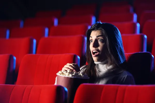 Scary movie: porträtt av en söt flicka i en tom teater, hon — Stockfoto