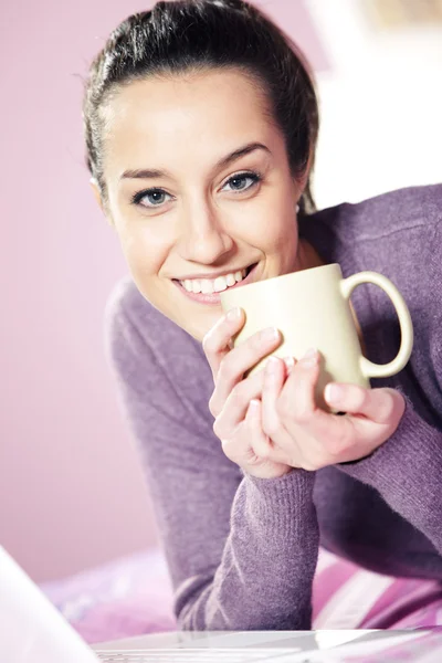 Retrato de uma jovem muito feliz segurando uma xícara de café i — Fotografia de Stock