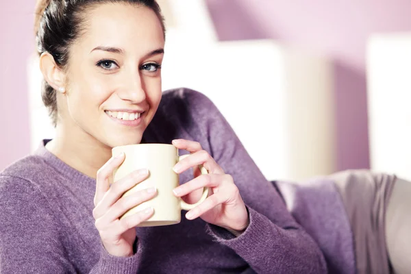 Портрет досить щасливої молодої жінки, що тримає чашку кави — стокове фото